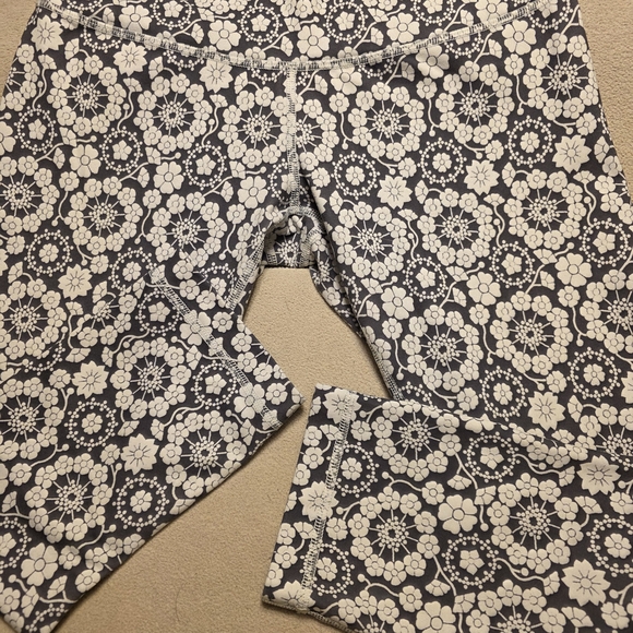 lululemon athletica Pants - 🌸 Lululemon Floral Crop Leggings Size 6 | Grey & White Print